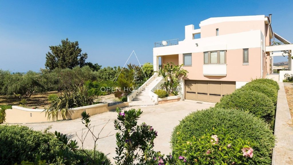 A MAGNIFICENT VILLA IN PLATANIAS