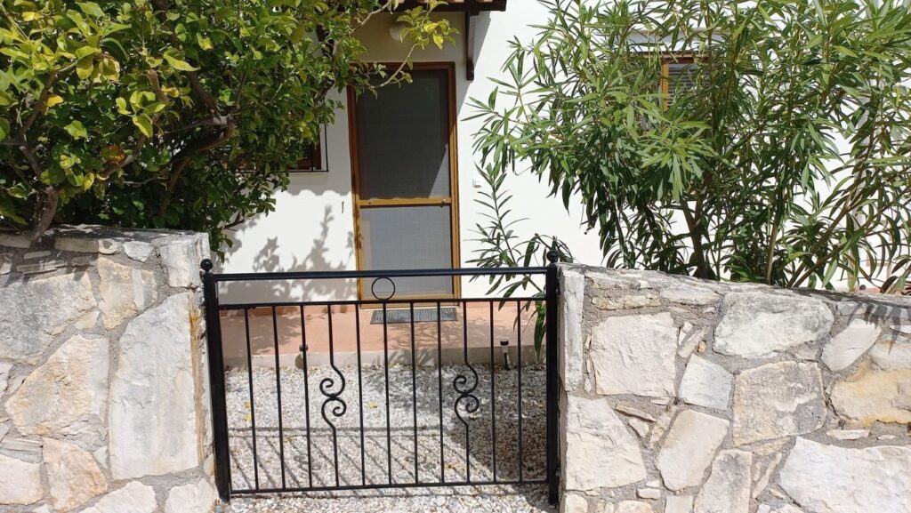 A 107 SQ.M. DETACHED HOUSE IN VOUKOLIES