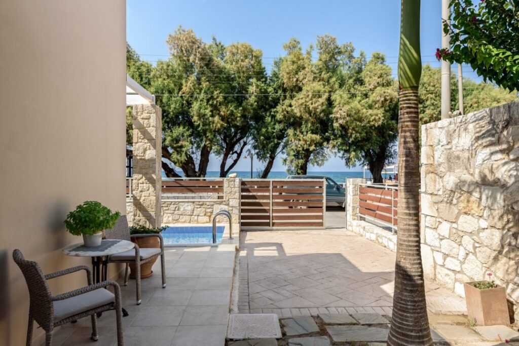 Α SEASIDE VILLA WITH A POOL IN NOPIGIA