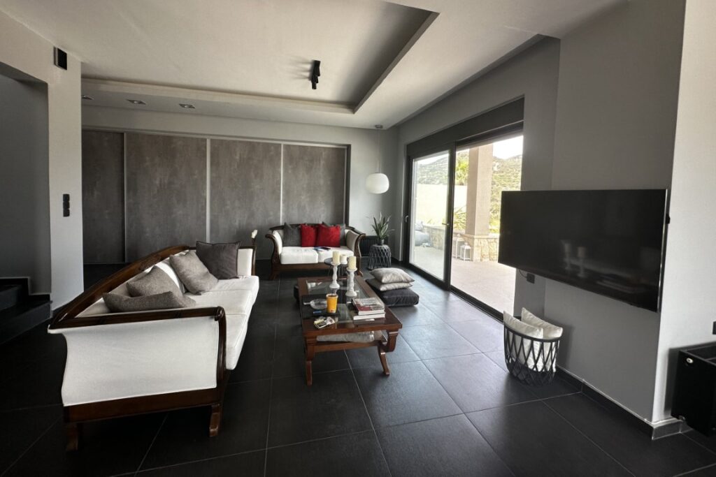 A BRAND NEW HIGH-END VILLA IN KOLYMVARI