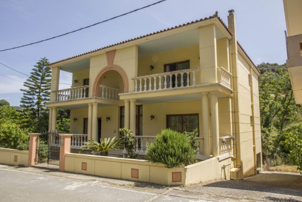 AN IMPRESSIVE 5-BED VILLA IN MANOLIOPOULO