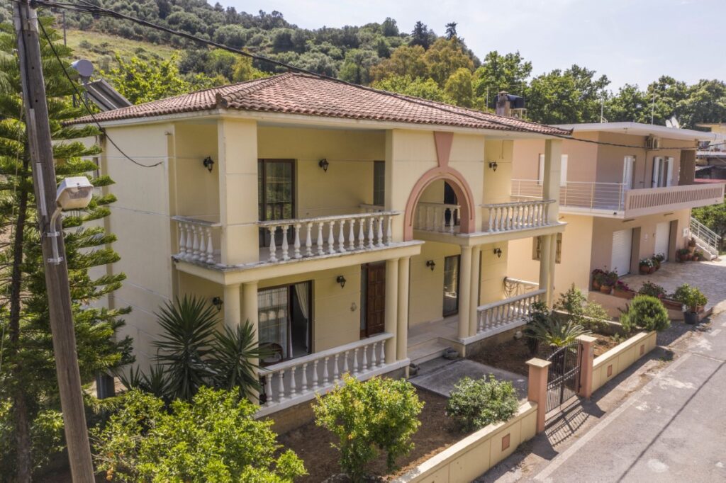 AN IMPRESSIVE 5-BED VILLA IN MANOLIOPOULO