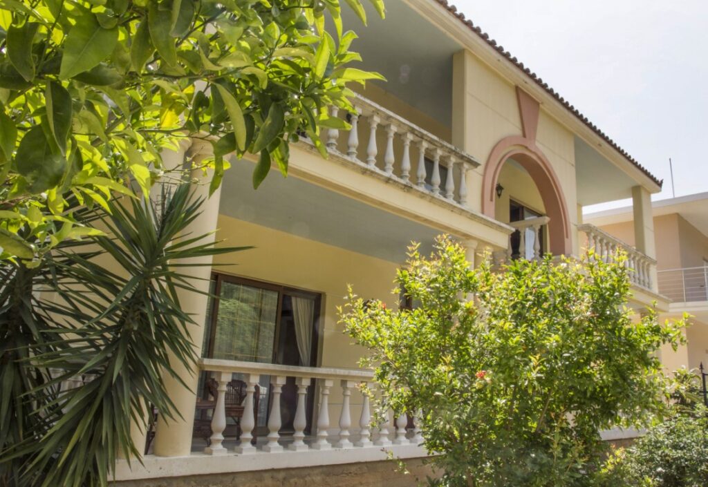 AN IMPRESSIVE 5-BED VILLA IN MANOLIOPOULO