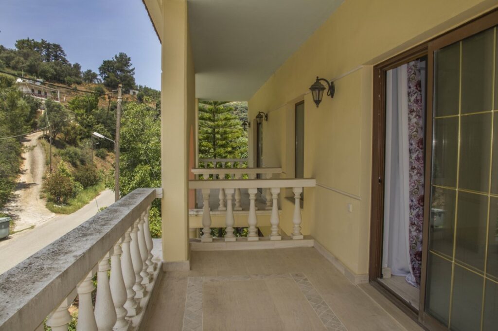 AN IMPRESSIVE 5-BED VILLA IN MANOLIOPOULO