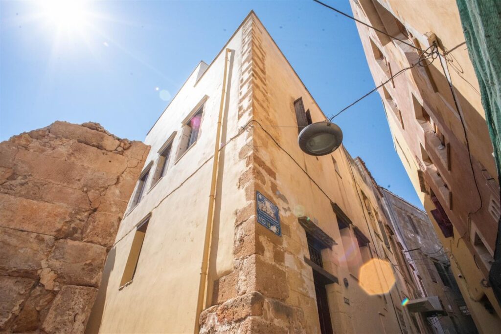 A RENOVATED VENETIAN HOUSE IN THE OLD TOWN