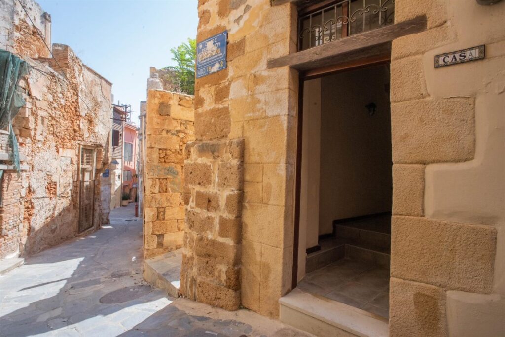 A RENOVATED VENETIAN HOUSE IN THE OLD TOWN