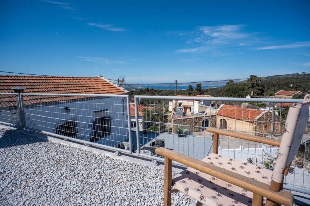 A RENOVATED STONE VILLA IN XYROSTERNI