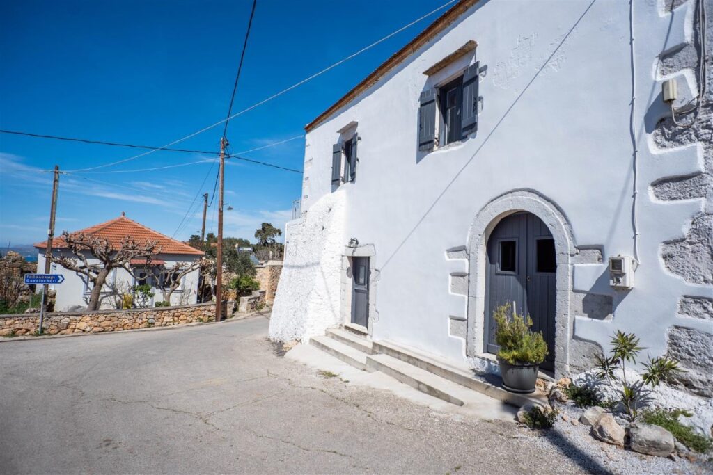 A RENOVATED STONE VILLA IN XYROSTERNI