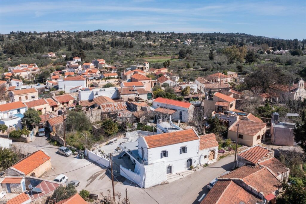 A RENOVATED STONE VILLA IN XYROSTERNI