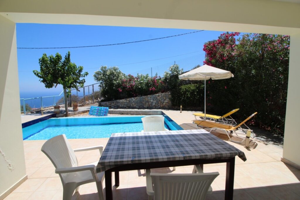 DETACHED 2-BEDROOM VILLA WITH A POOL IN KEFALAS