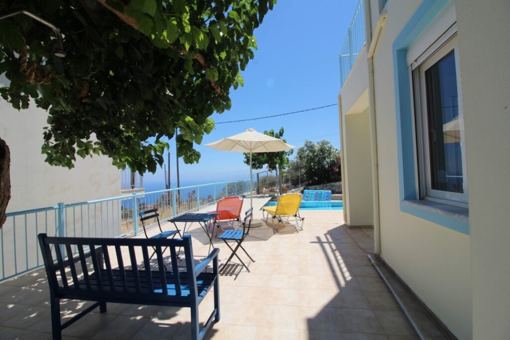 DETACHED 2-BEDROOM VILLA WITH A POOL IN KEFALAS