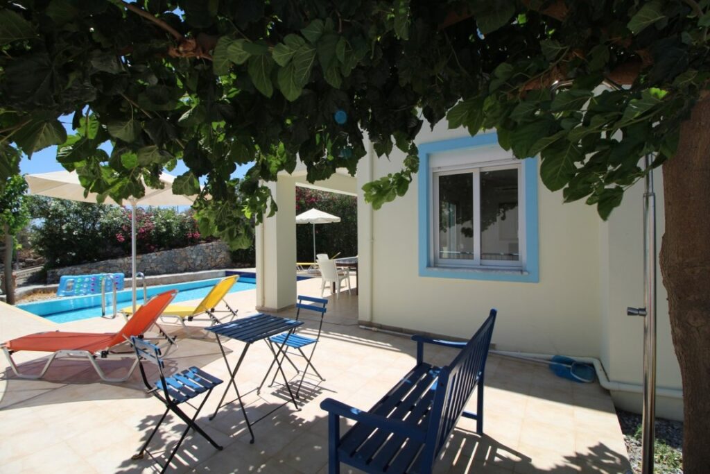 DETACHED 2-BEDROOM VILLA WITH A POOL IN KEFALAS