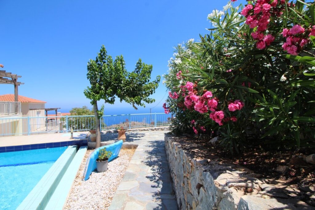 DETACHED 2-BEDROOM VILLA WITH A POOL IN KEFALAS