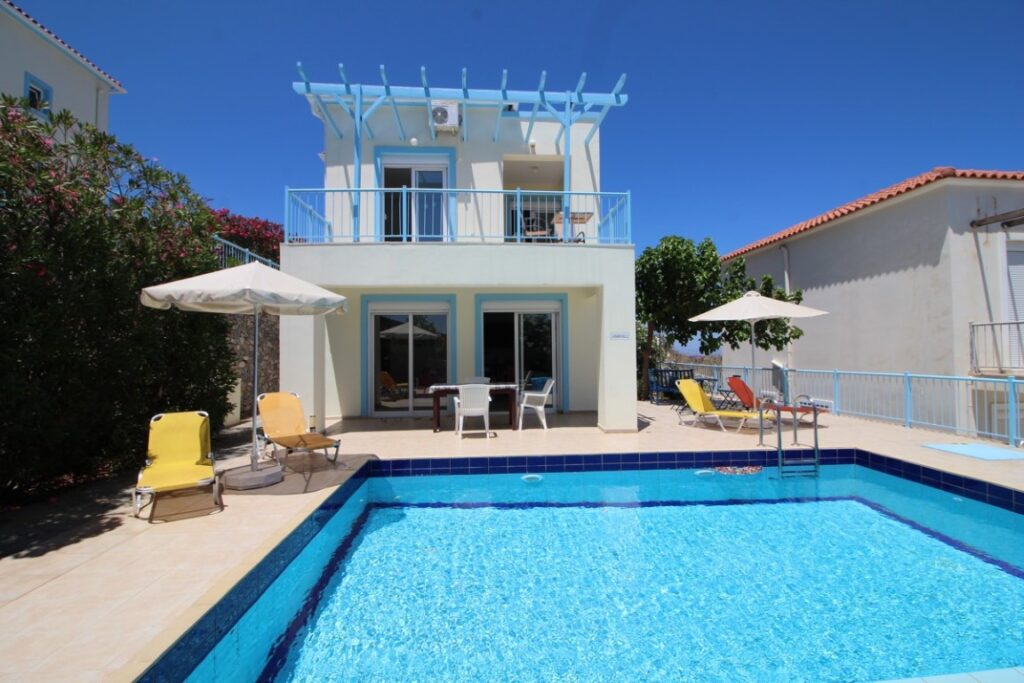 DETACHED 2-BEDROOM VILLA WITH A POOL IN KEFALAS