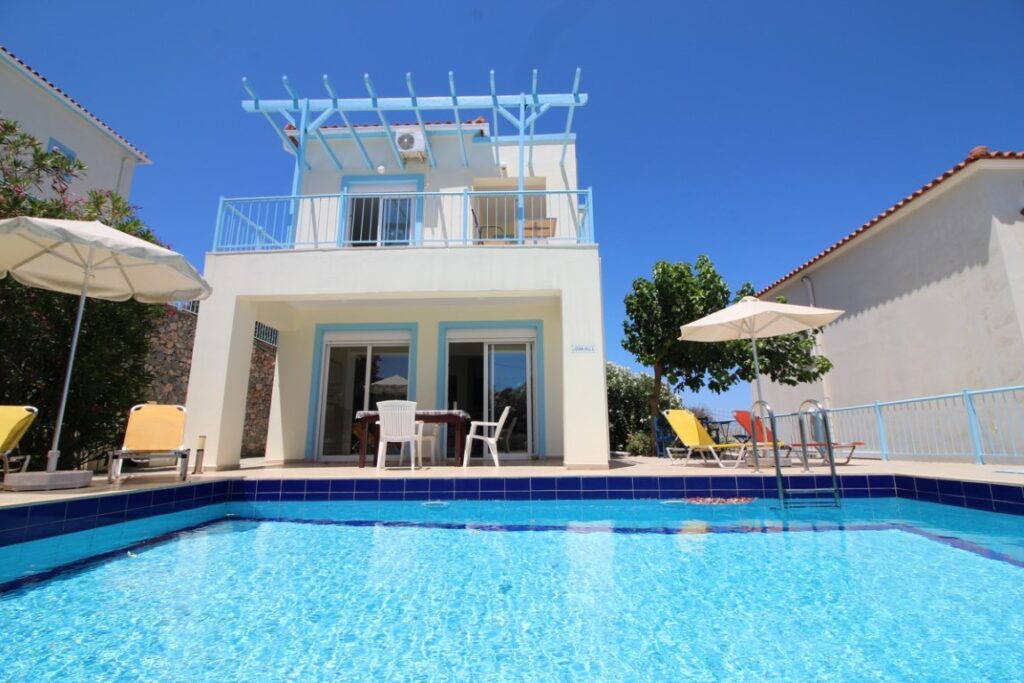 DETACHED 2-BEDROOM VILLA WITH A POOL IN KEFALAS