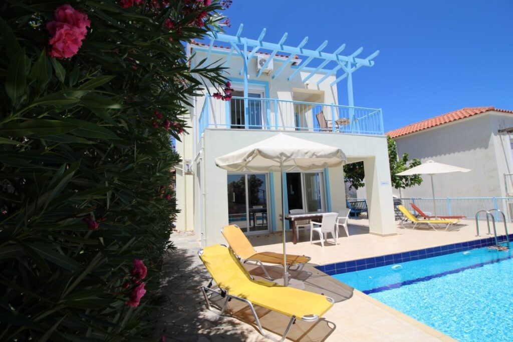 DETACHED 2-BEDROOM VILLA WITH A POOL IN KEFALAS