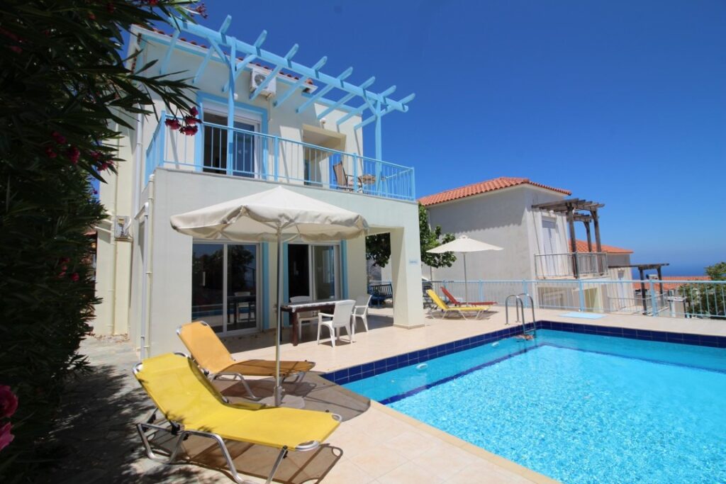 DETACHED 2-BEDROOM VILLA WITH A POOL IN KEFALAS