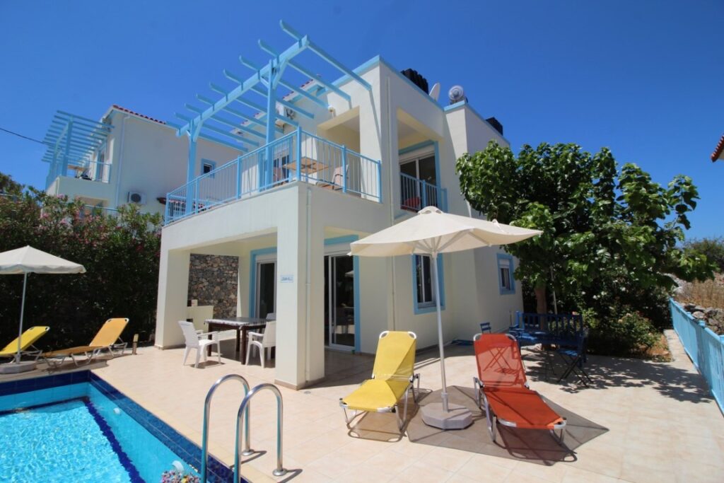 DETACHED 2-BEDROOM VILLA WITH A POOL IN KEFALAS