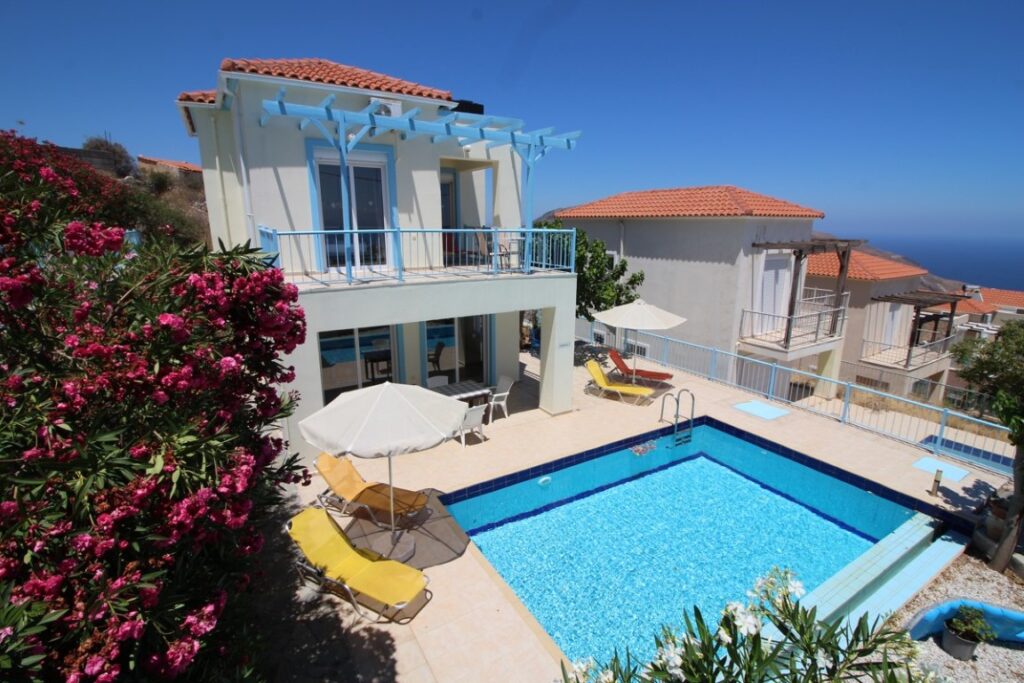 DETACHED 2-BEDROOM VILLA WITH A POOL IN KEFALAS