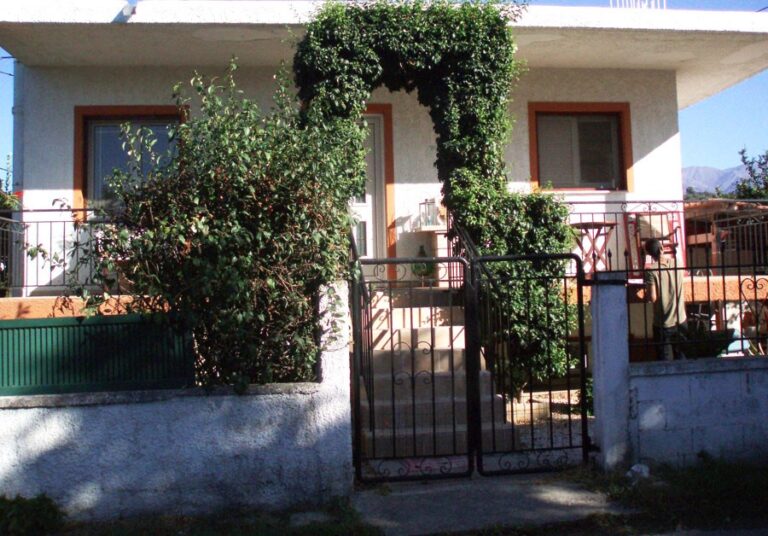 A DETACHED HOUSE WITH A LARGE GARDEN IN VATOLAKKOS