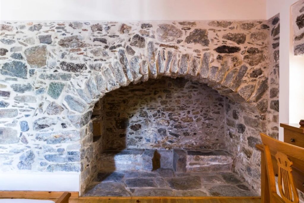 SEMI-DETACHED STONE HOUSE IN ANOGIA