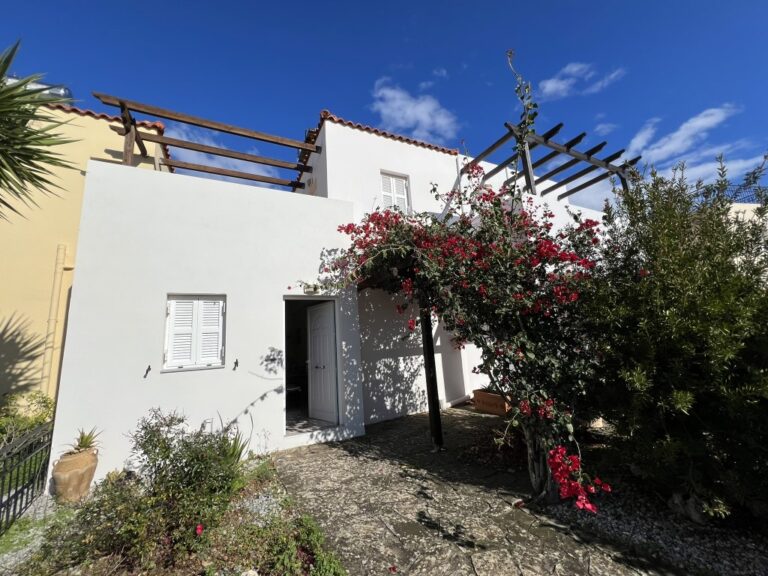 A TWO-LEVEL TOWNHOUSE IN DRAPANOS