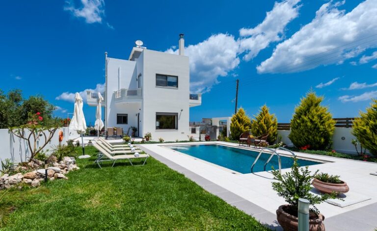 A 4-BEDROOM VILLA WITH A POOL IN PLATANIAS