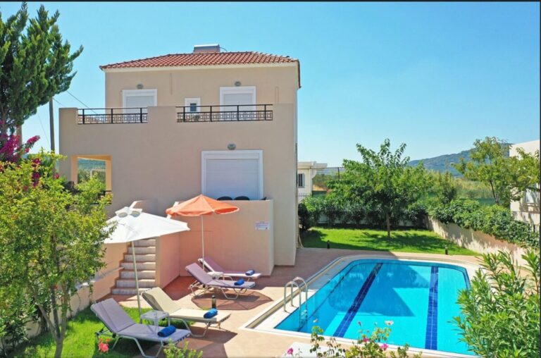 Detached house with private pool in Kolymbari