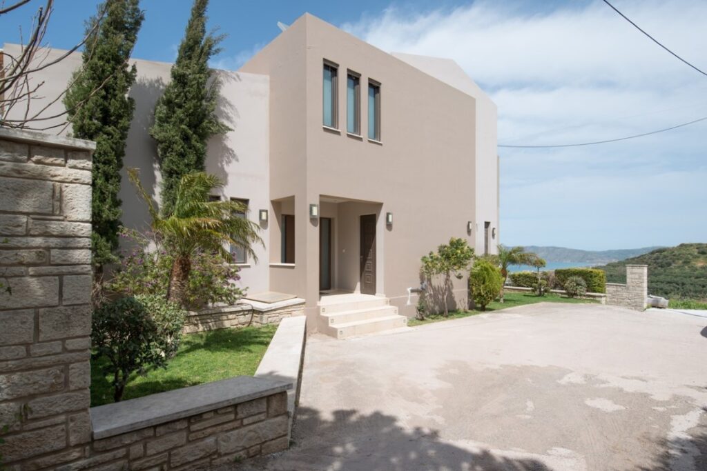 A PALATIAL VILLA IN KISSAMOS