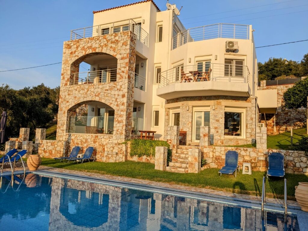 A 4-BERDOOM VILLA WITH AMAZING SEA VIEWS