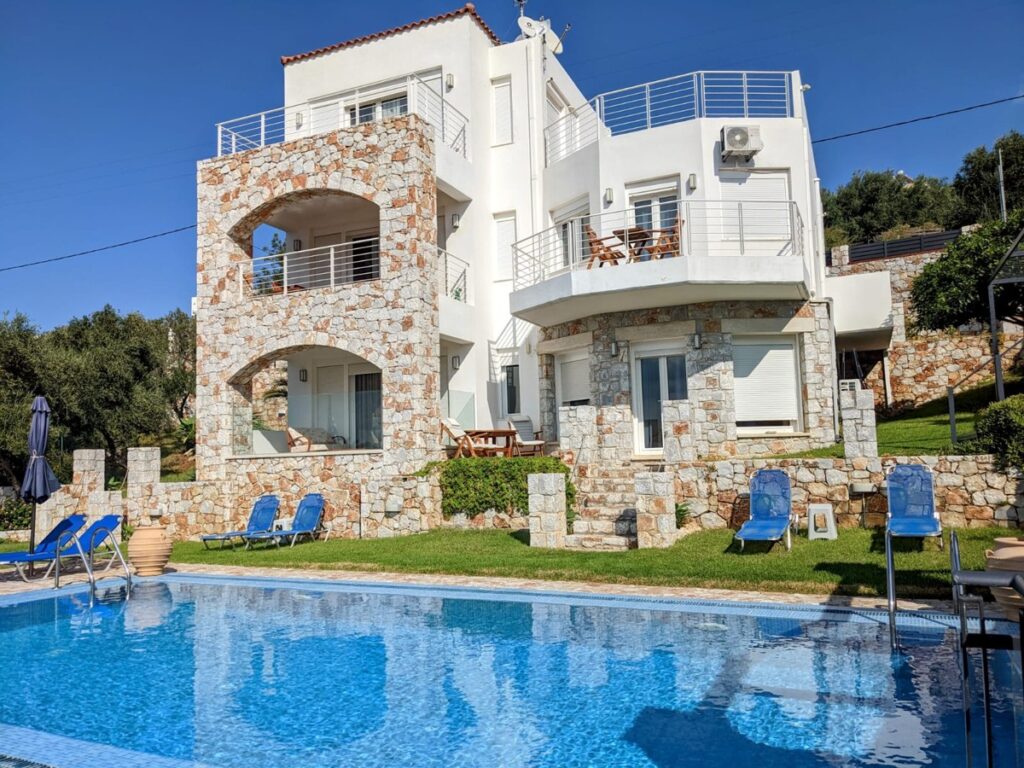 A 4-BERDOOM VILLA WITH AMAZING SEA VIEWS