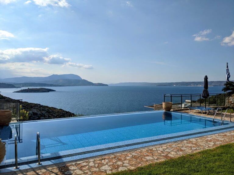 A 4-BERDOOM VILLA WITH AMAZING SEA VIEWS