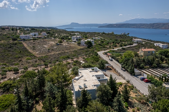 A HIGH-END VILLA IN AKROTIRI