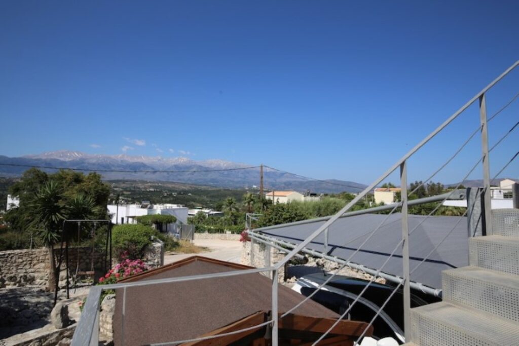 A VILLA WITH A POOL AND VIEWS IN PLAKA