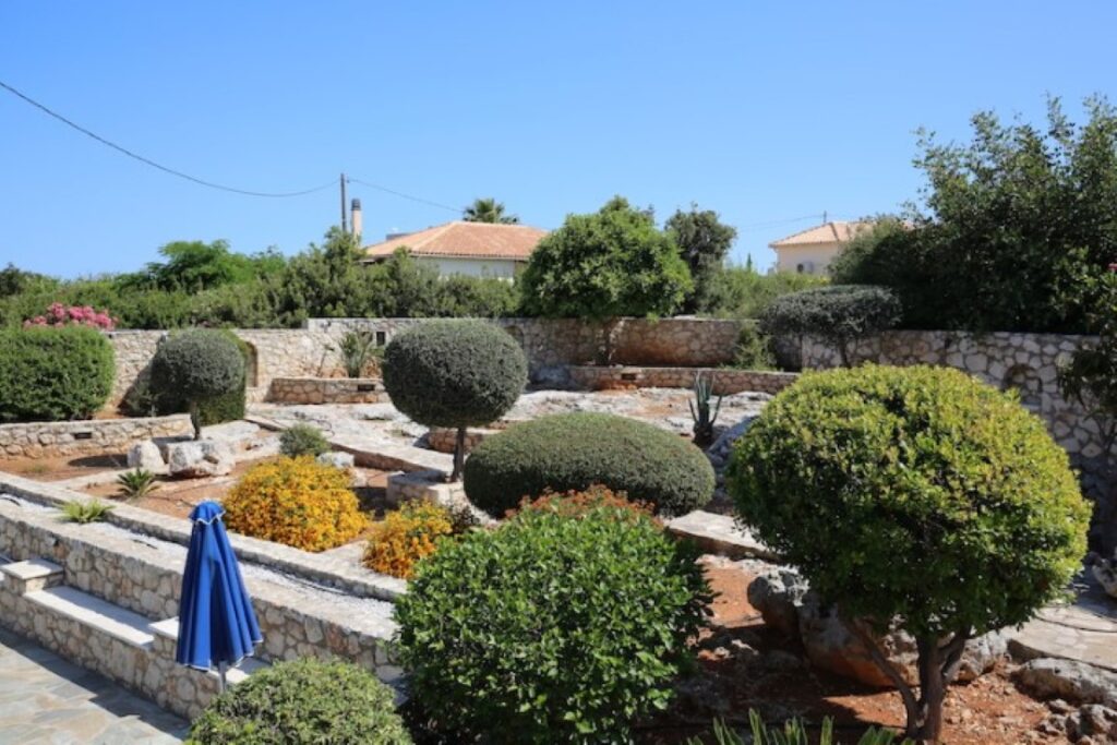 A VILLA WITH A POOL AND VIEWS IN PLAKA