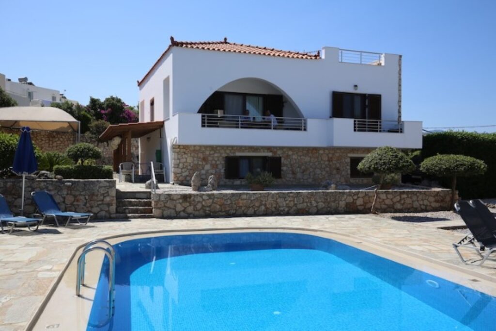 A VILLA WITH A POOL AND VIEWS IN PLAKA