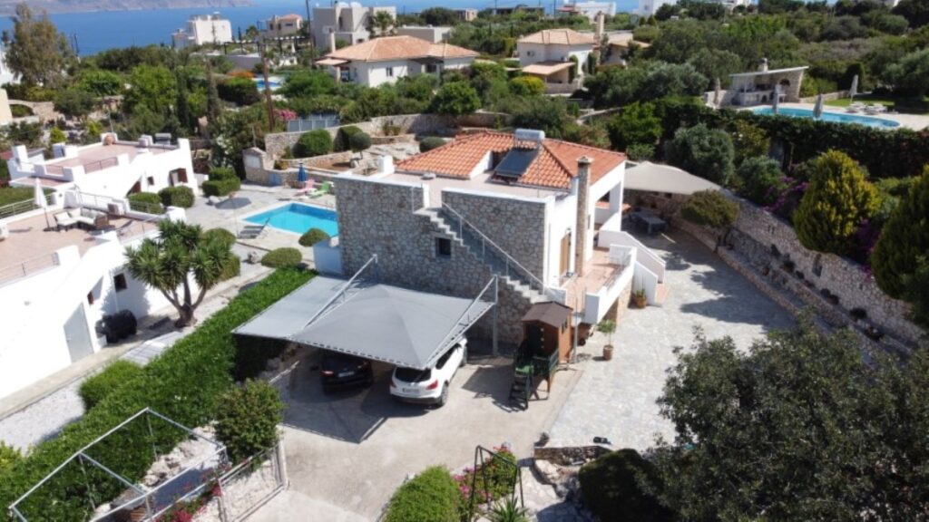 A VILLA WITH A POOL AND VIEWS IN PLAKA