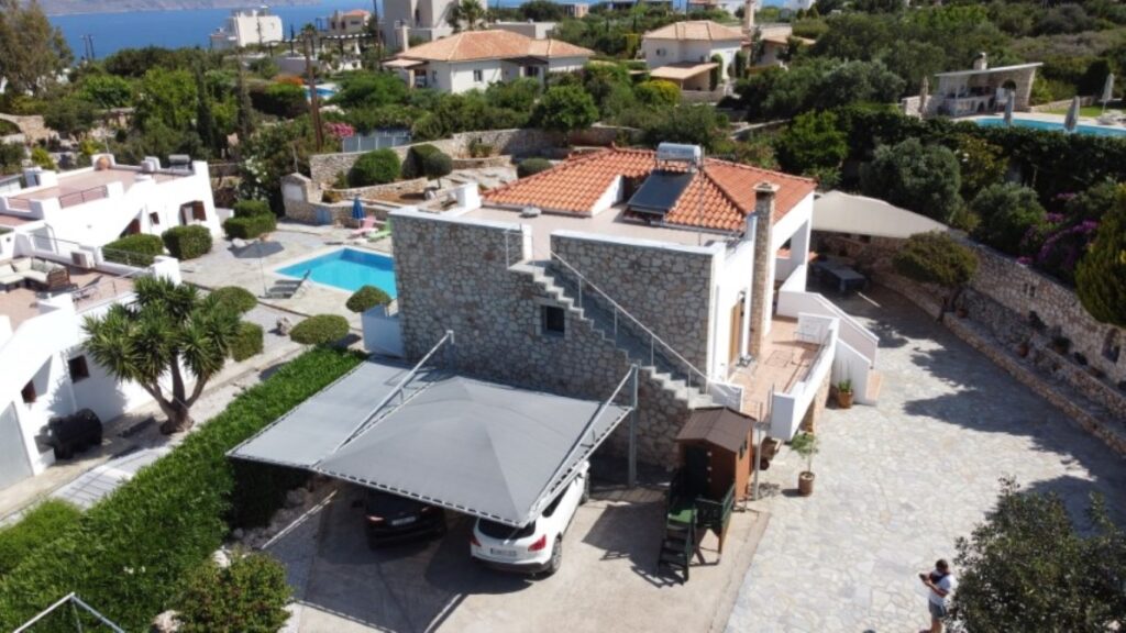 A VILLA WITH A POOL AND VIEWS IN PLAKA