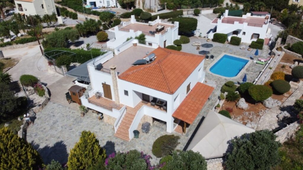 A VILLA WITH A POOL AND VIEWS IN PLAKA