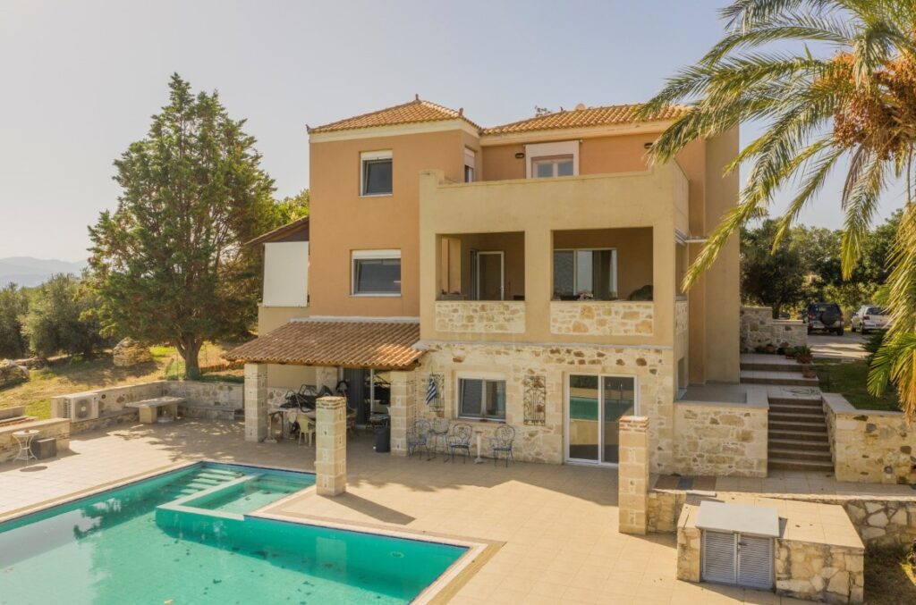 A SPACIOUS VILLA IN GALATAS