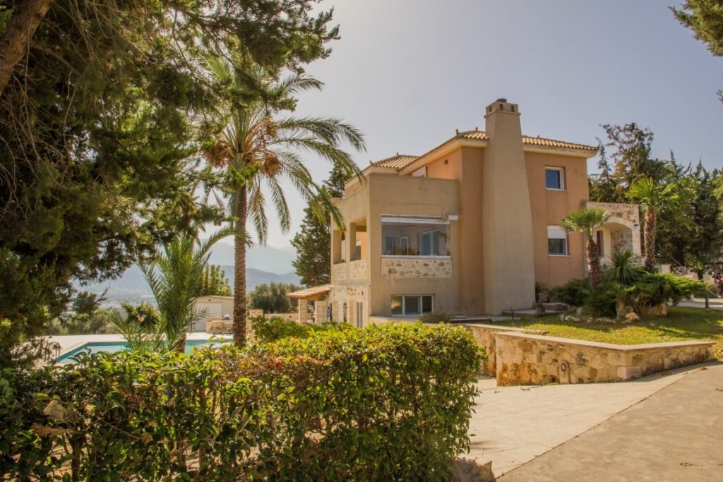 A SPACIOUS VILLA IN GALATAS