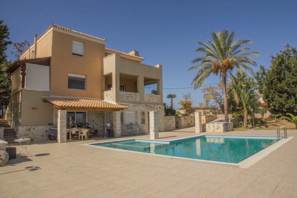 A SPACIOUS VILLA IN GALATAS