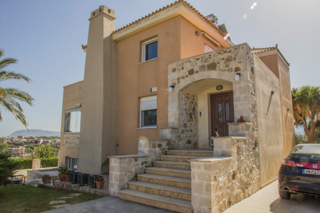 A SPACIOUS VILLA IN GALATAS