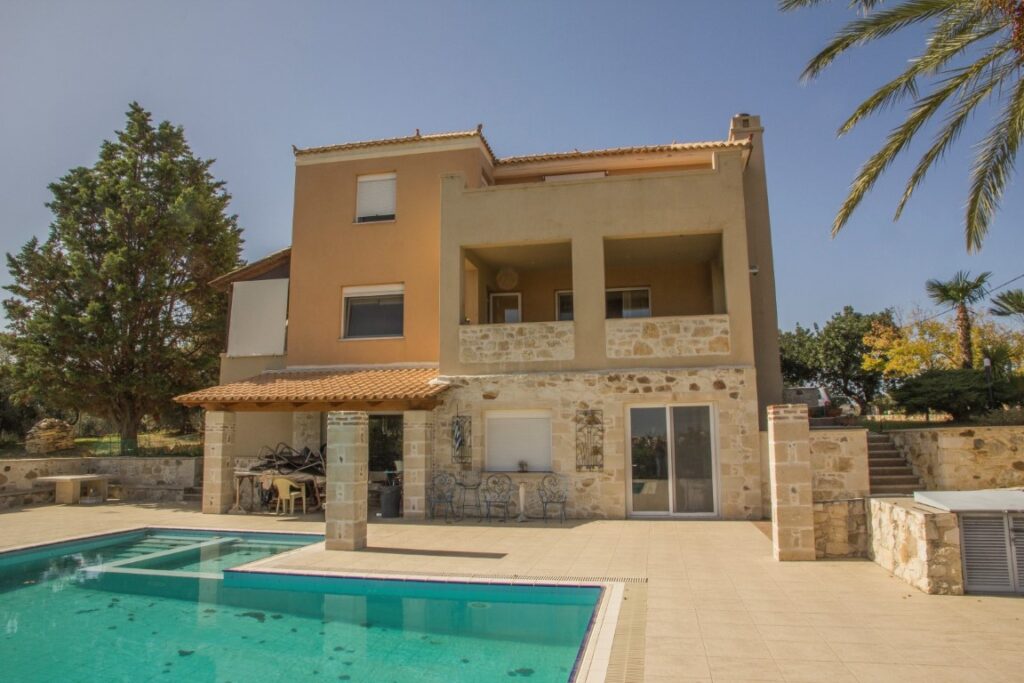 A SPACIOUS VILLA IN GALATAS