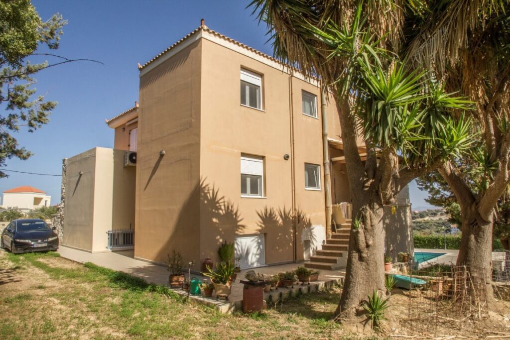 A SPACIOUS VILLA IN GALATAS