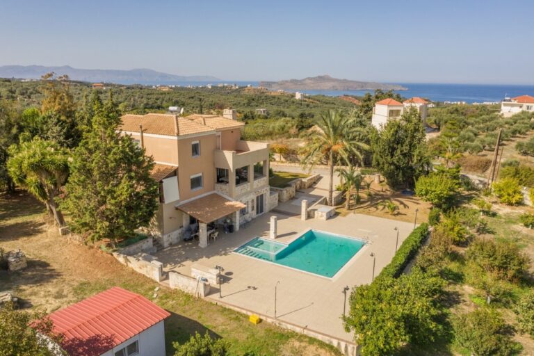 A SPACIOUS VILLA IN GALATAS