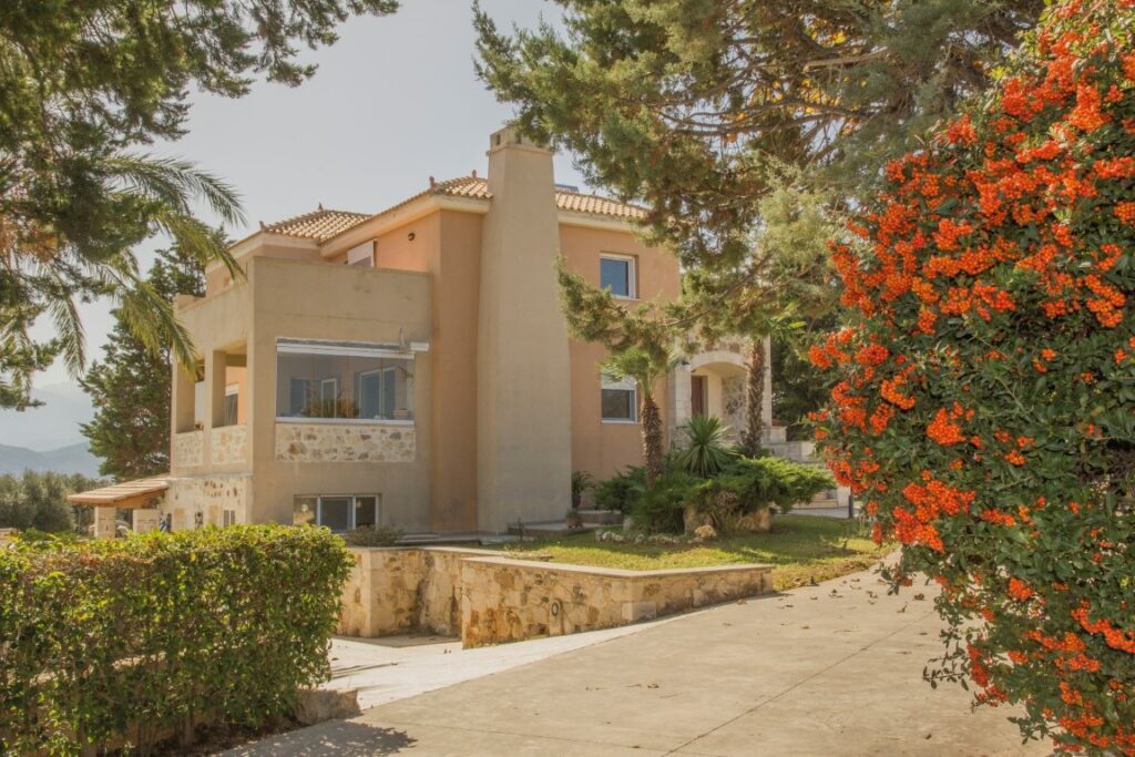 A SPACIOUS VILLA IN GALATAS