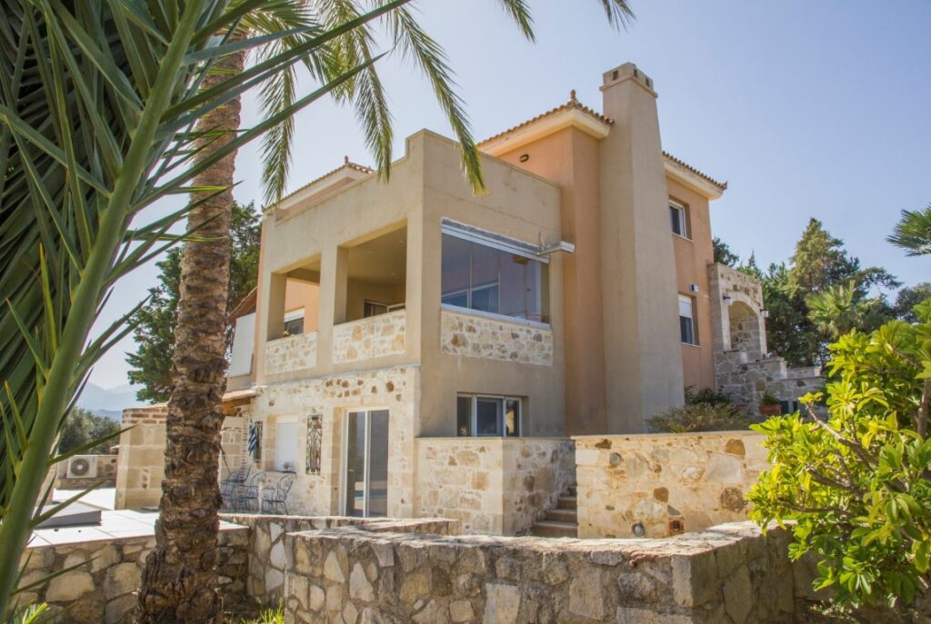 A SPACIOUS VILLA IN GALATAS