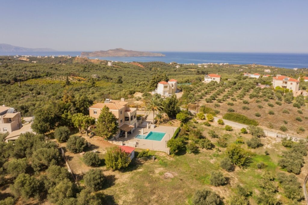 A SPACIOUS VILLA IN GALATAS