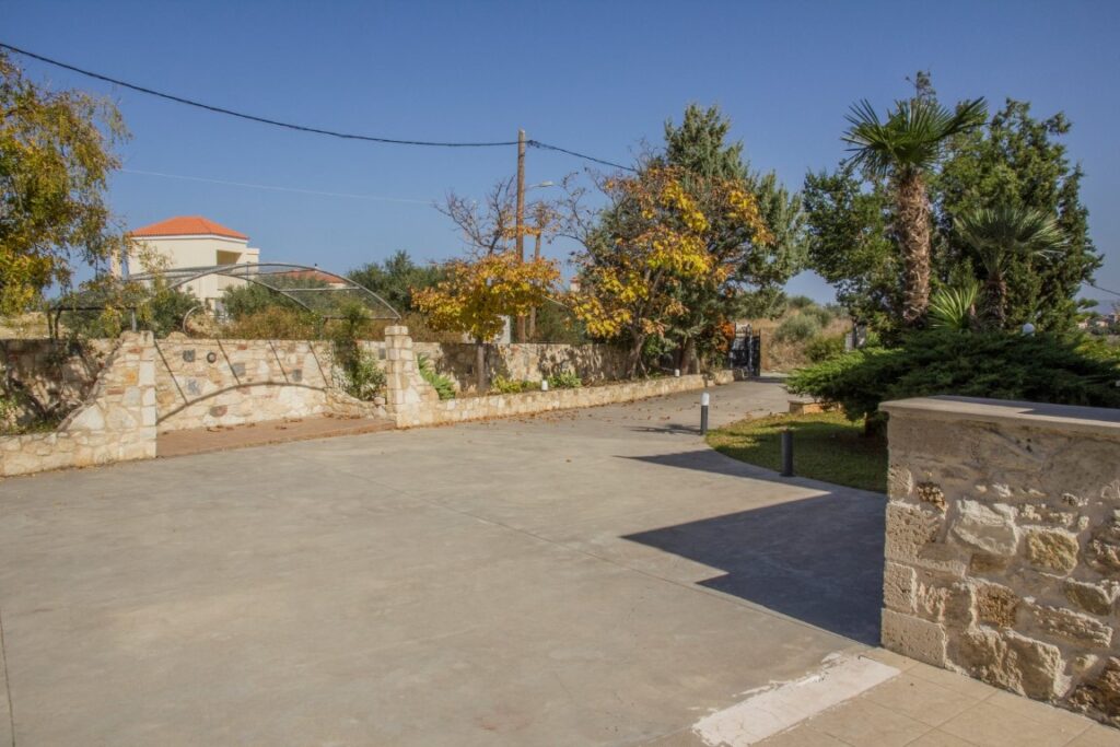 A SPACIOUS VILLA IN GALATAS